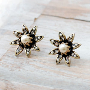 Daisy Pearl Flower Earrings E1128 - Sweet Romance Wholesale