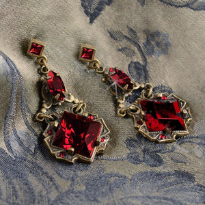Art Deco Renaissance Enamel Magnifying Glass Necklace by Sweet Romance –  Sweet Romance Wholesale